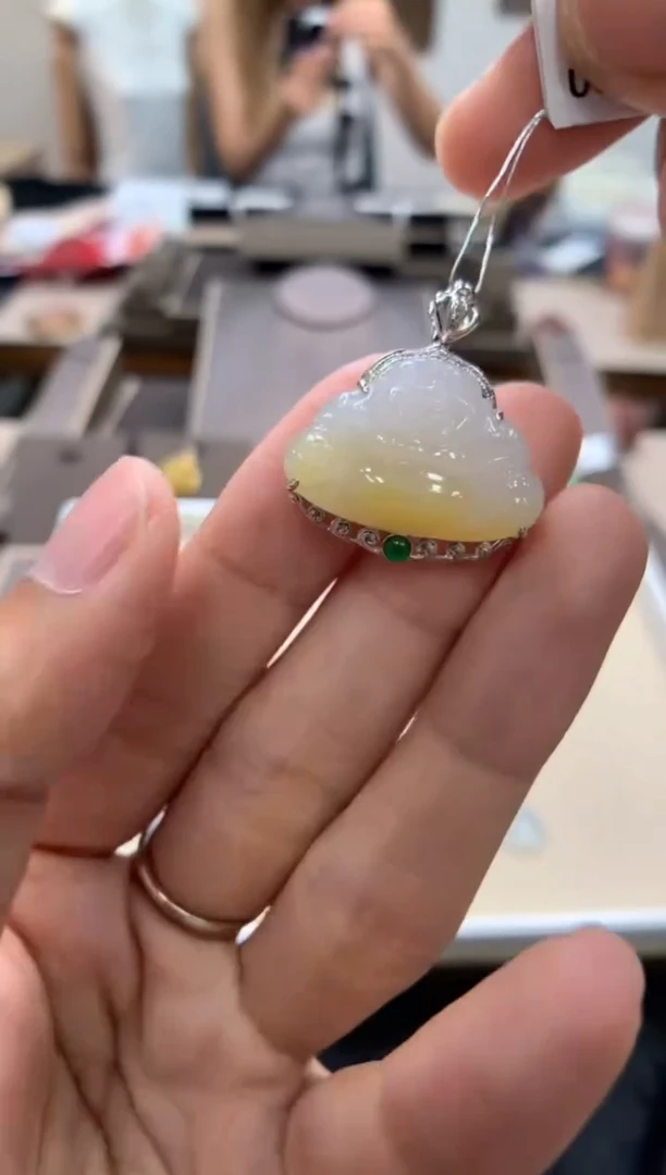 颈饰18K金镶嵌翡翠佛公