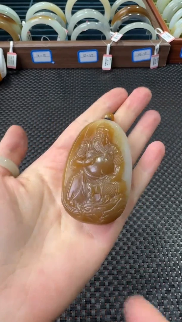 吊坠(赠链)未镶嵌和田玉金山糖白关二爷