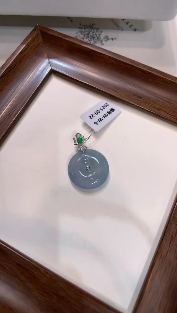 颈饰18K金镶嵌翡翠平安扣