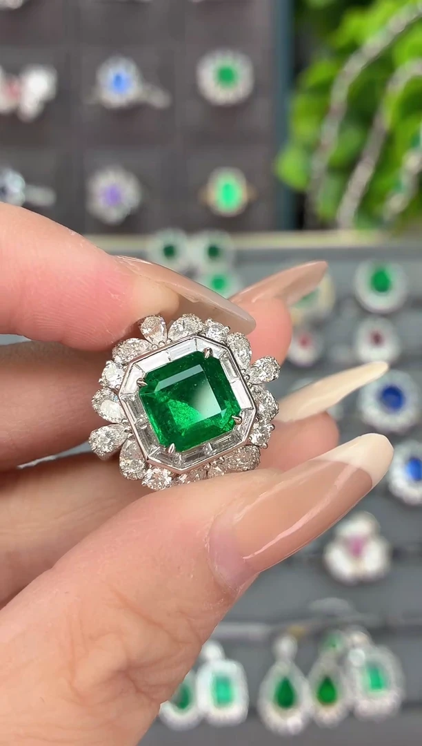 18K金镶嵌戒指祖母绿-2.6克拉