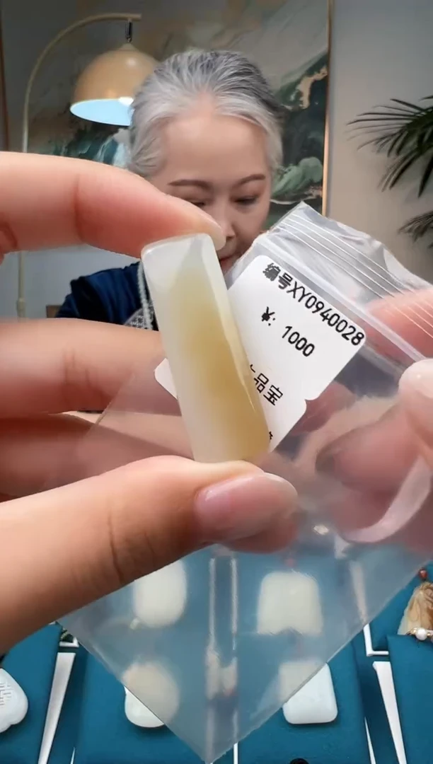 颈饰未镶嵌和田玉吊坠  XY