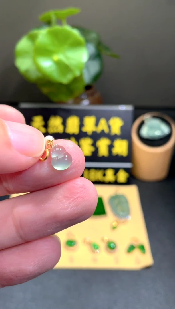 颈饰18K金镶嵌翡翠翡翠A货