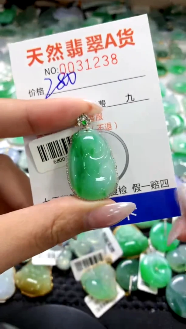 颈饰18K金镶嵌翡翠1