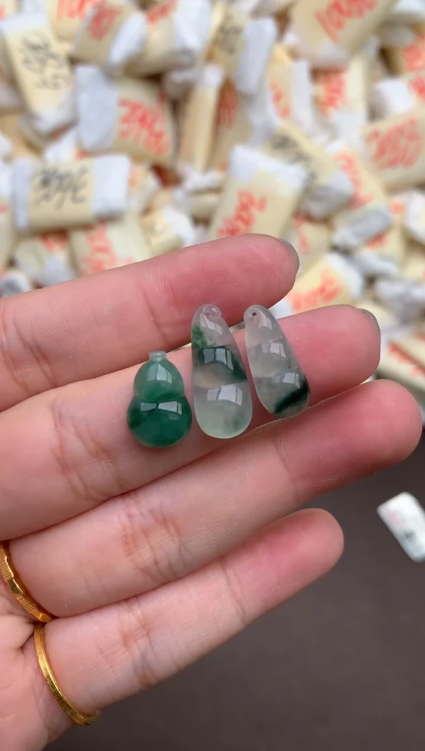 翡翠挂件未镶嵌 —