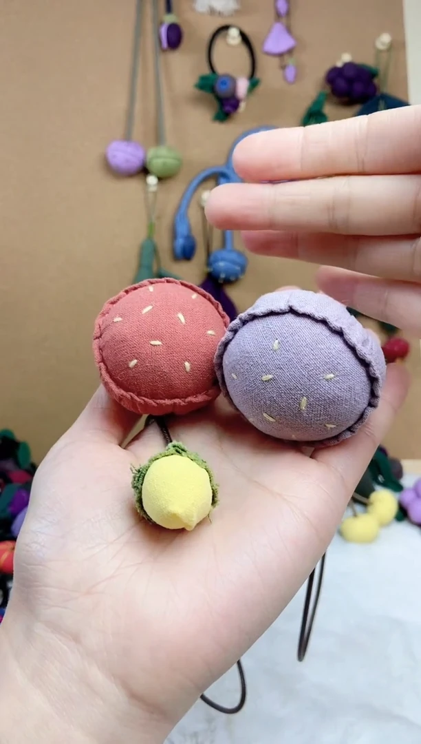 非金属布艺莲蓬包包挂红+紫