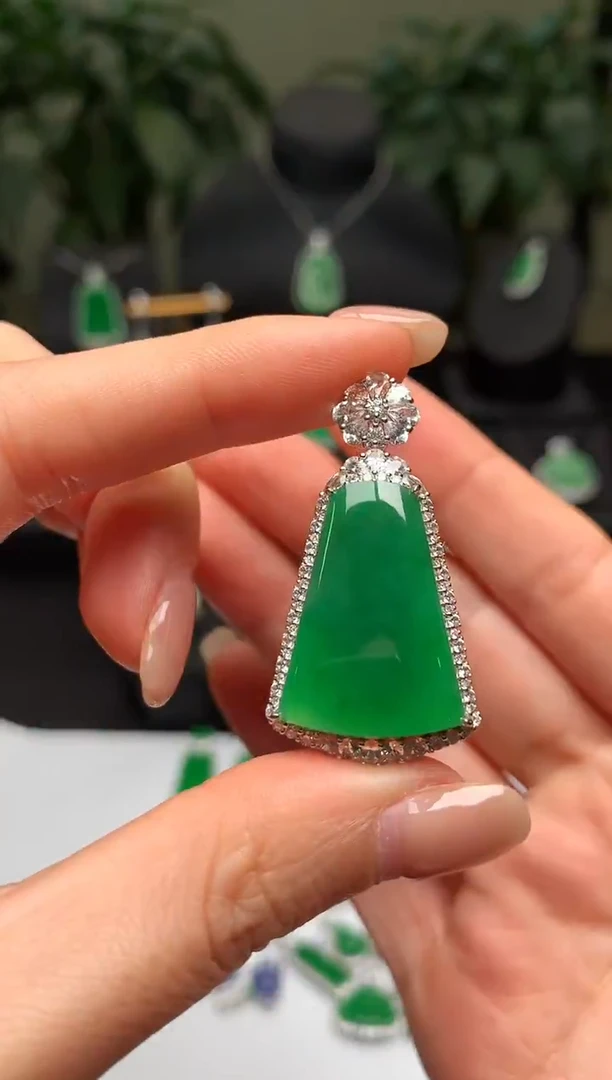 颈饰18K金镶嵌翡翠无事牌