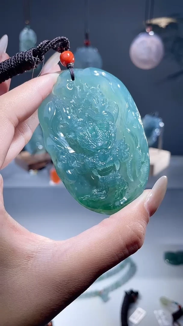 颈饰未镶嵌翡翠龙牌