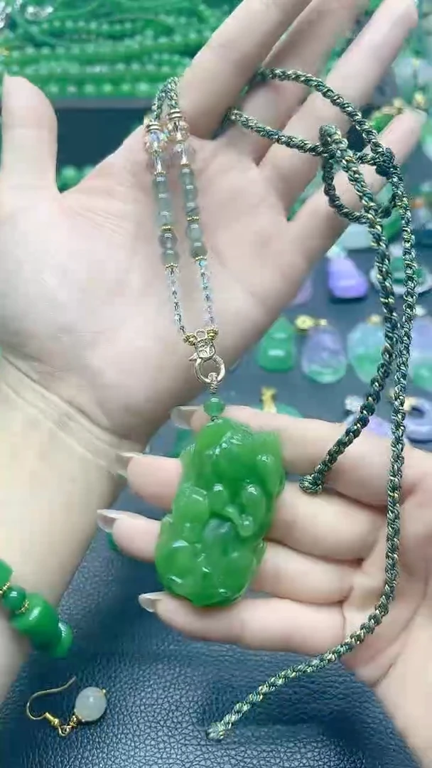 玉满绿貔貅雕刻一套