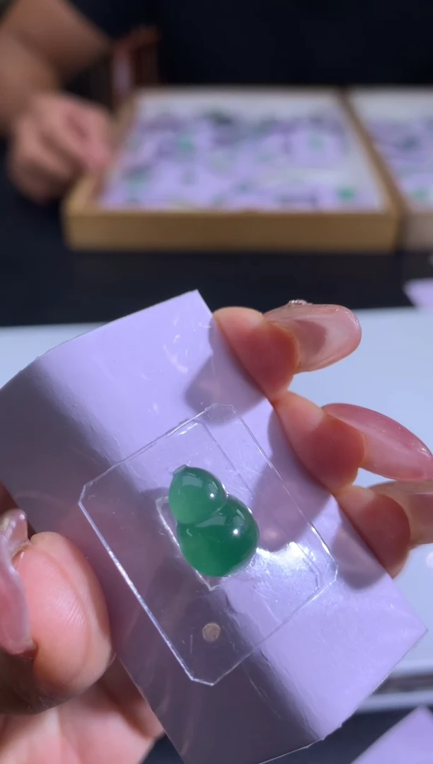 未镶嵌定制翡翠和**小翡翠