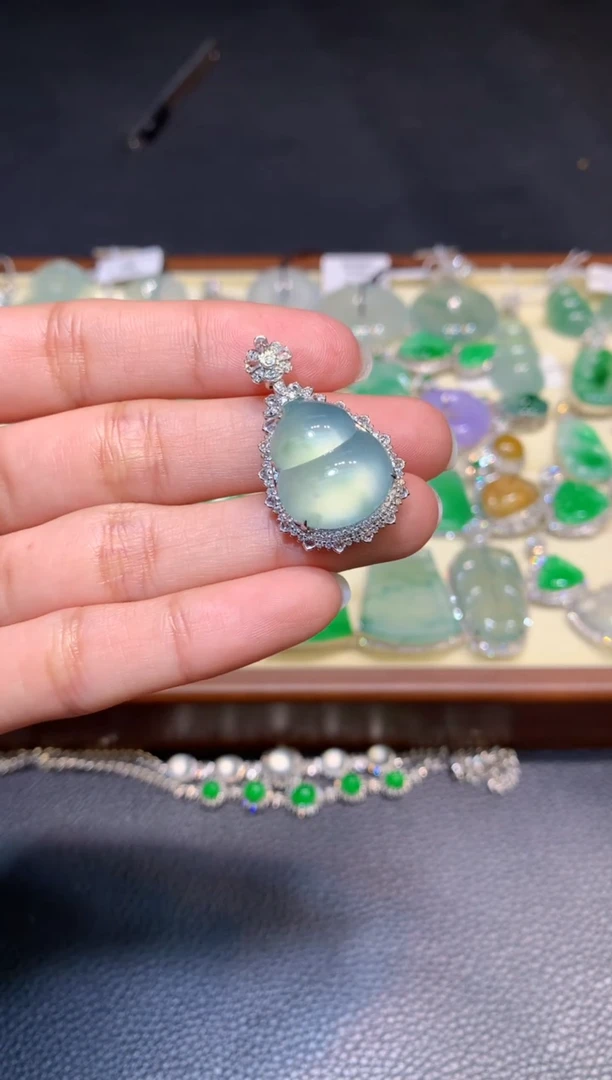 颈饰18K金镶嵌翡翠1