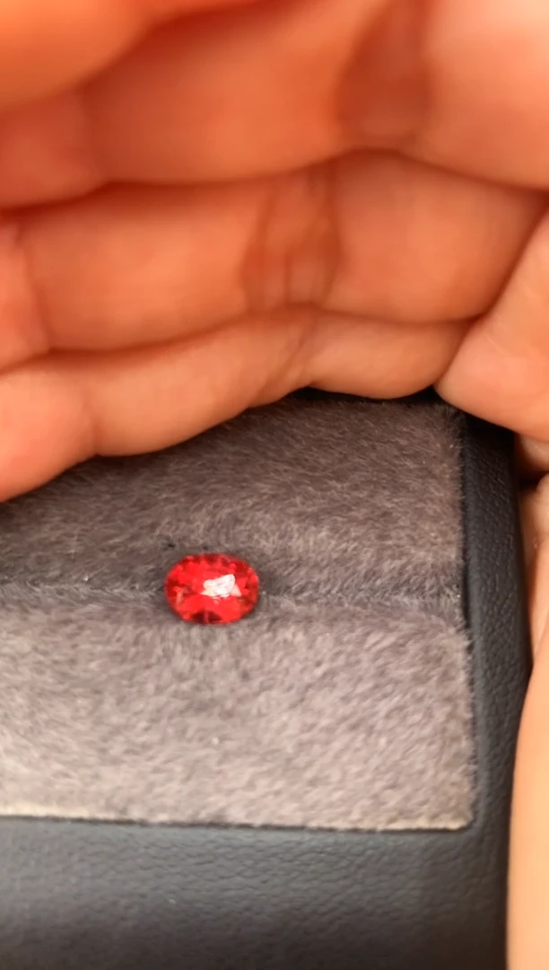 未镶嵌裸石定制尖晶石椭圆型 红马亨盖 1.65ct