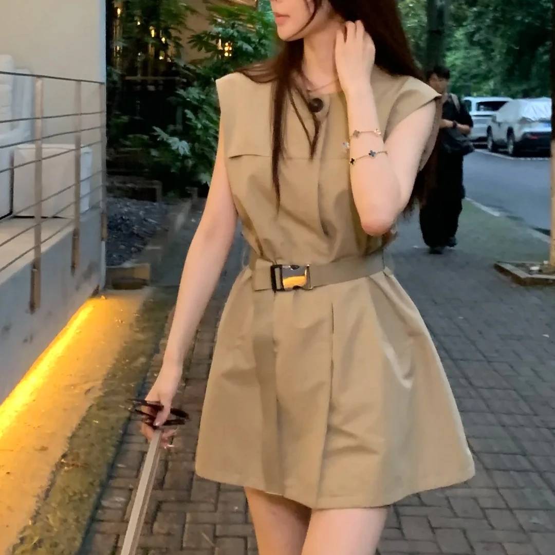 <猪猪出品>2025新款卡其色女装女款日常简约束腰连衣裙