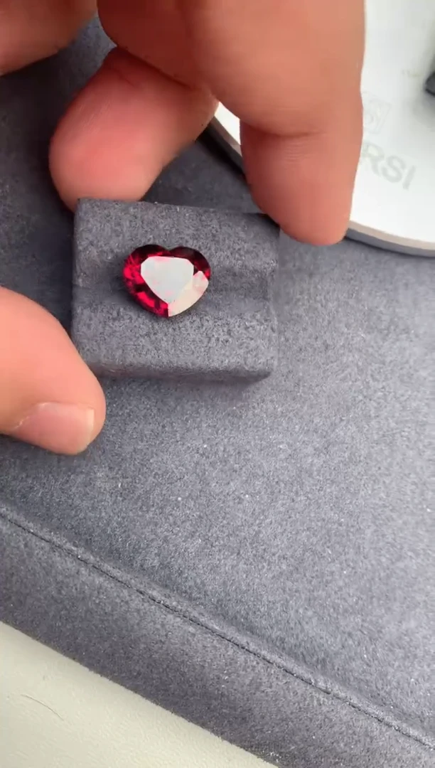 【闪购商品】石榴石裸石未镶嵌6.1ct镁铝榴石