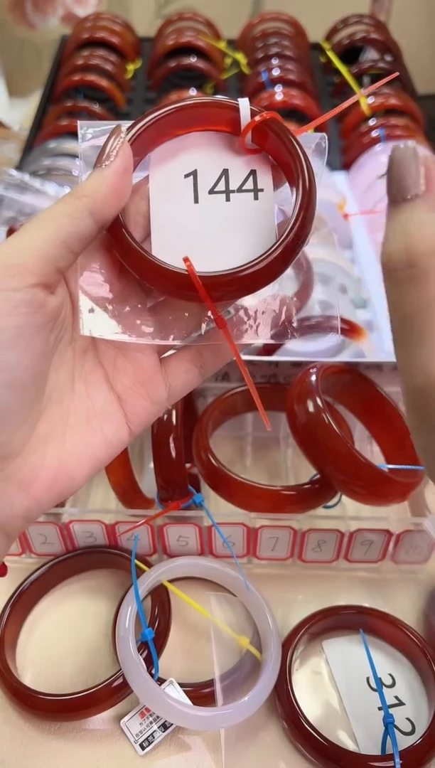 玛瑙/玉髓手镯未镶嵌54圈口*144