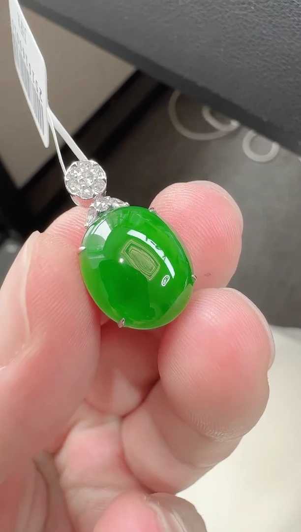 颈饰18K金镶嵌翡翠寄售回流，24小时鉴赏期