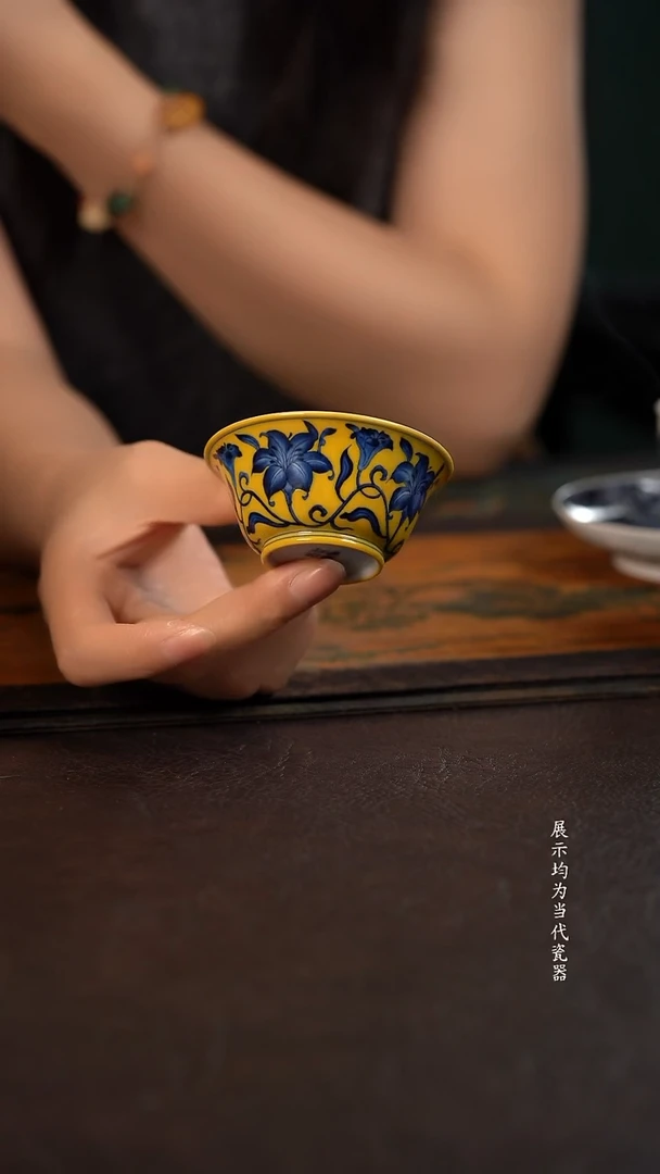 洪印慕明黄釉百合花马蹄杯