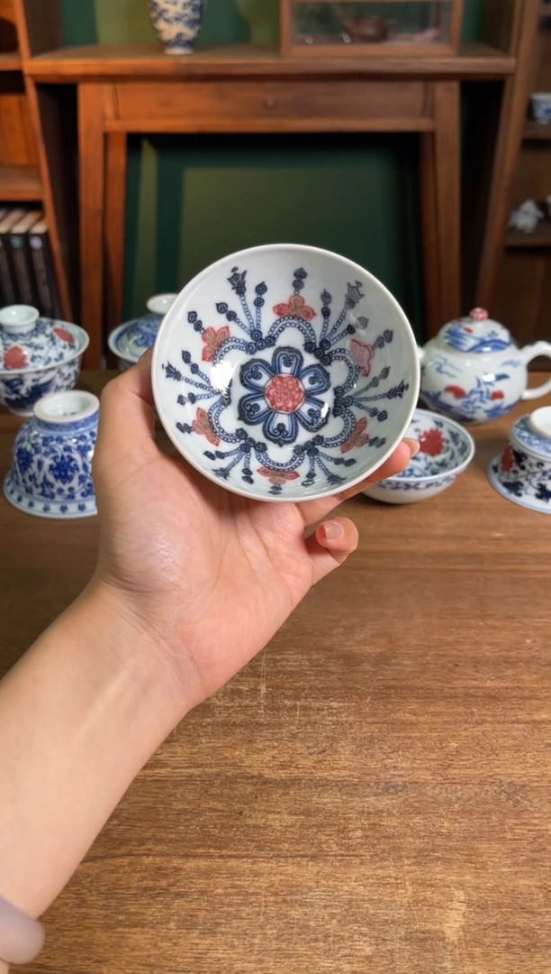 阳春白雪 青花釉里红璎珞纹普洱杯