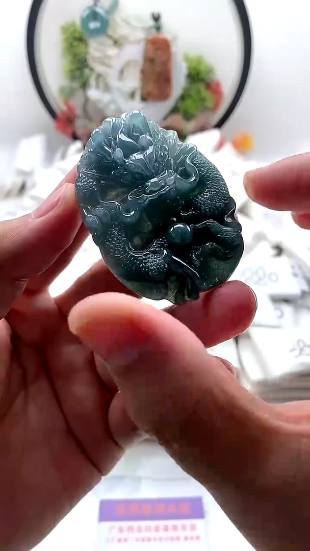 颈饰未镶嵌翡翠龙牌