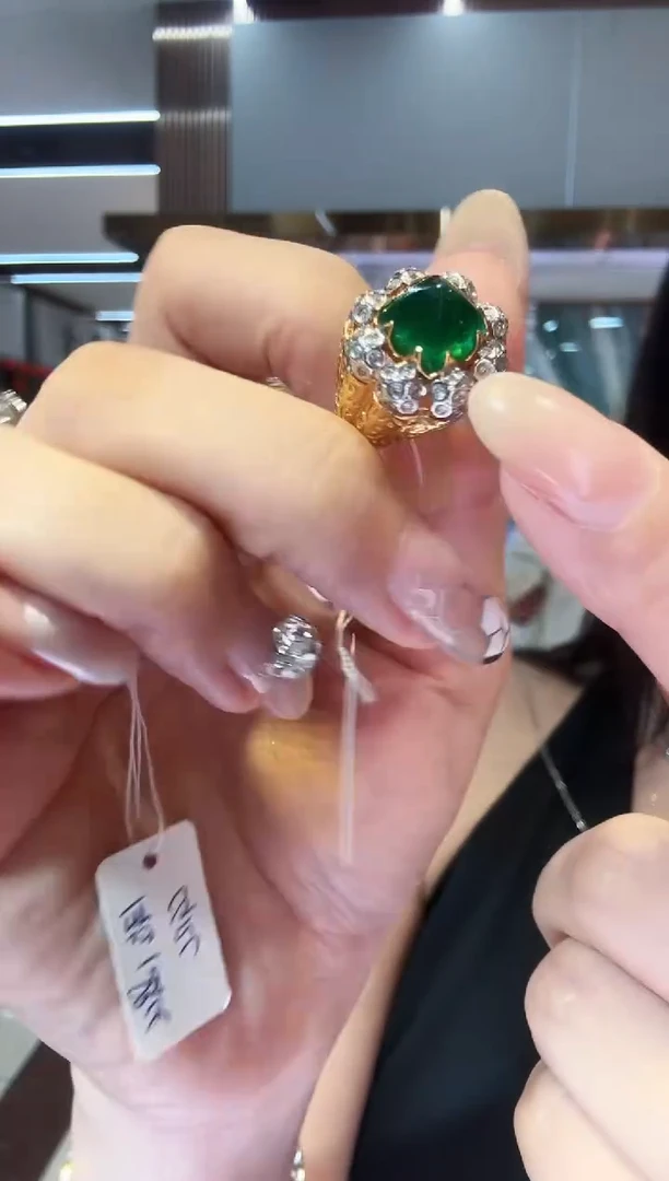 18K金镶嵌戒指祖母绿3.73ct