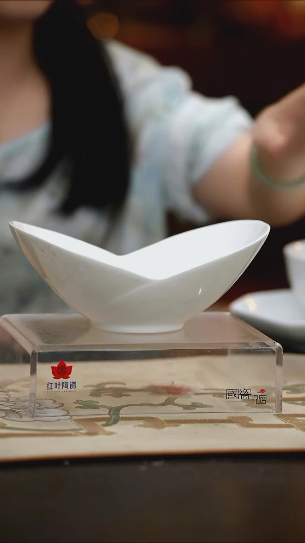 1个微瑕白胎6英寸幼芽碗(无底款)