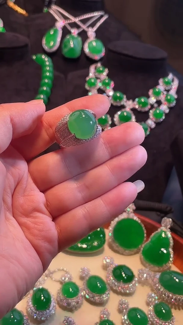 18K金镶嵌戒指翡翠戒指