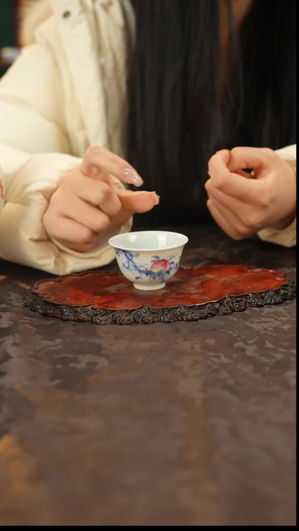 青花手绘斗彩桃子主人杯