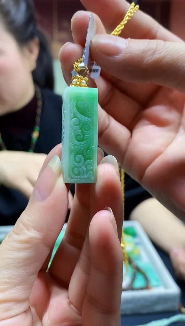 颈饰未镶嵌翡翠吊坠