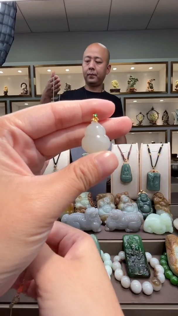 颈饰18K金镶嵌和田玉苏