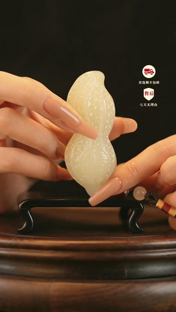 云南石竹叶青雕刻：握福花生手把件