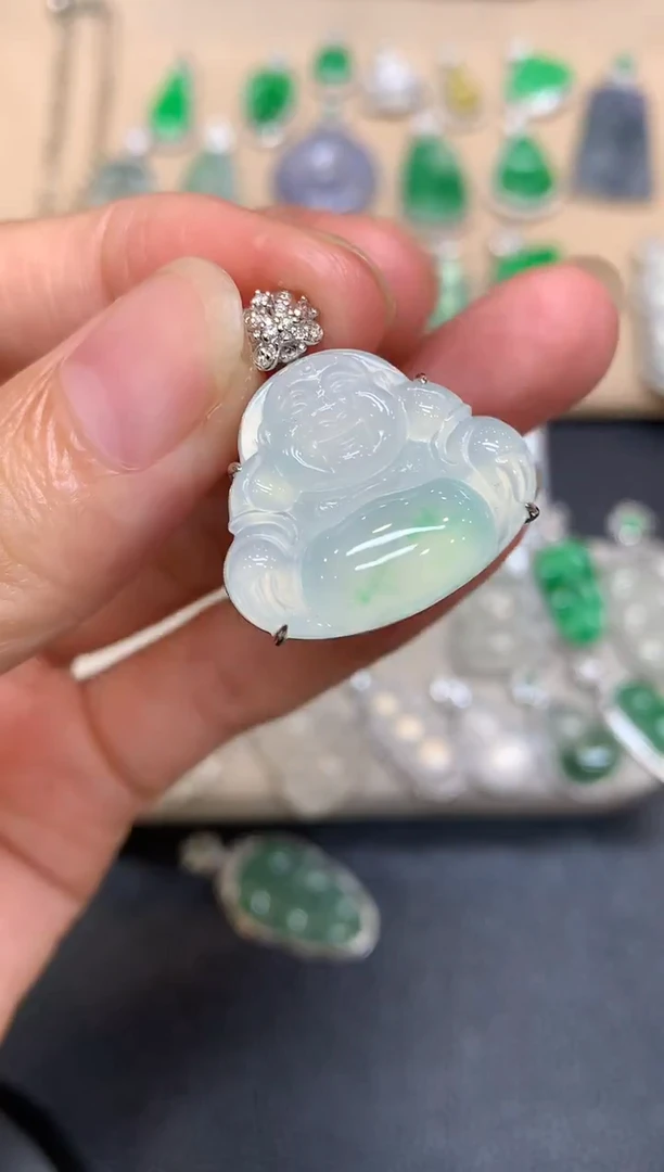 颈饰18K金镶嵌翡翠佛公【无服务费