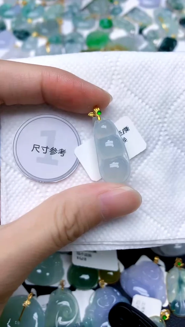 颈饰18K金镶嵌翡翠天然A货翡翠