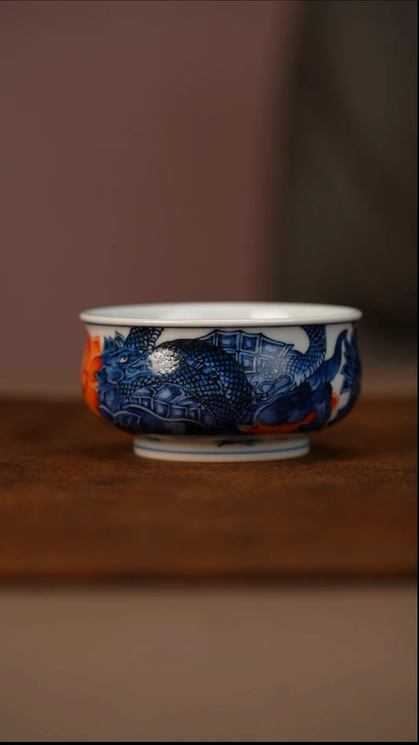 瓷又见春风青花矾红玄武矮炉式杯