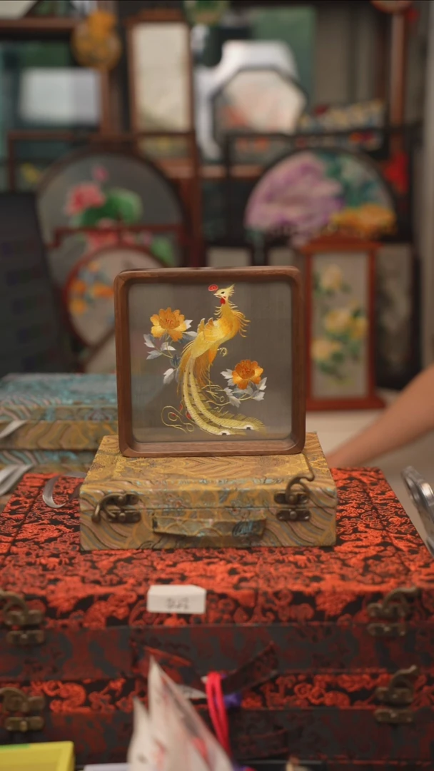 扇子苏绣双面绣四方台屏胡桃木框小号16CM