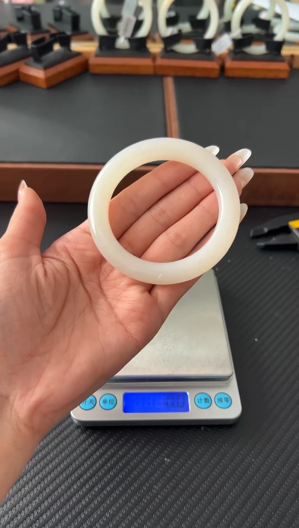 未镶嵌手镯和田玉黑山微色差57+M