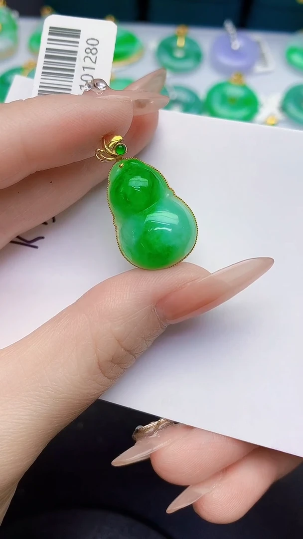 颈饰18K金镶嵌翡翠缅甸天然翡翠A货