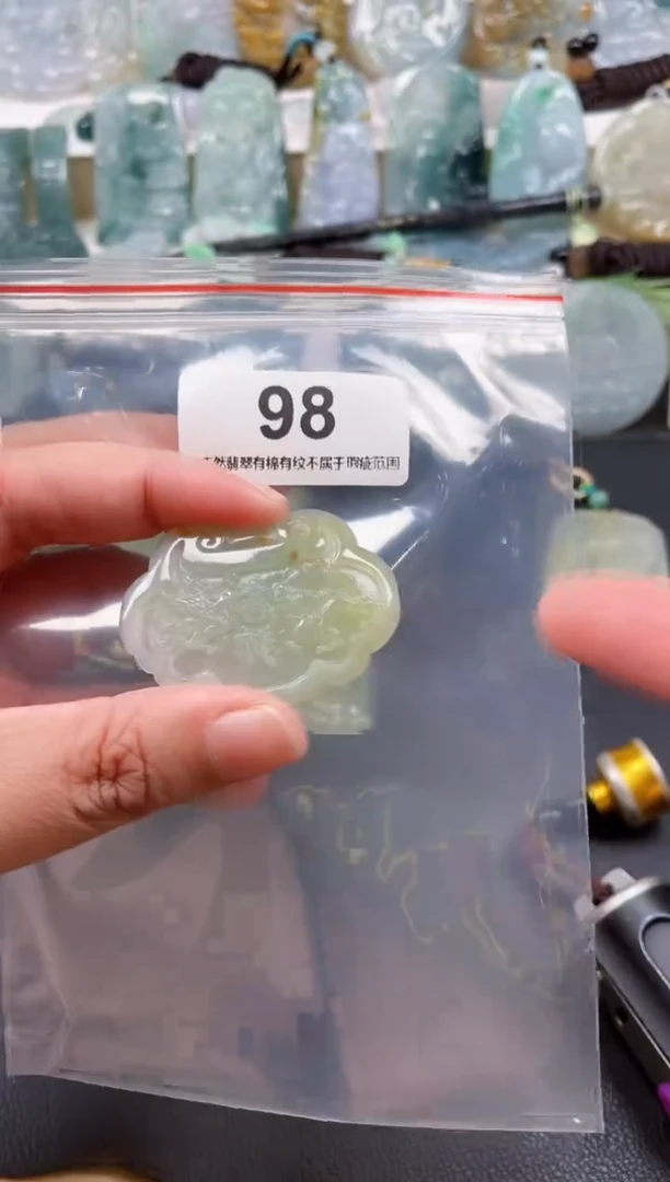 翡翠未镶嵌颈饰天然翡翠吊坠98