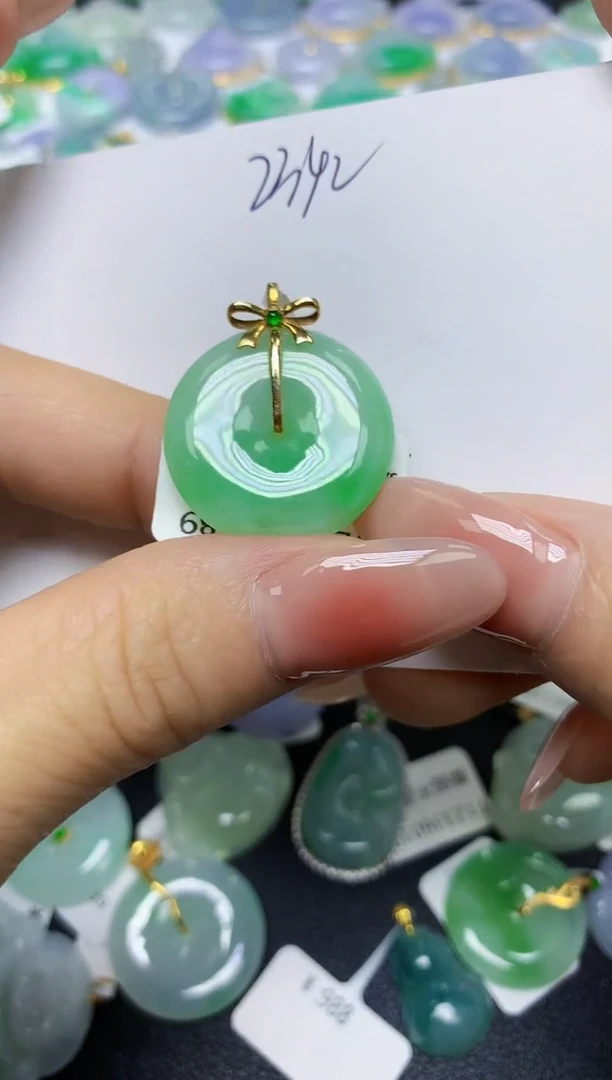 翡翠18K金镶嵌颈饰 天然缅甸翡翠A货