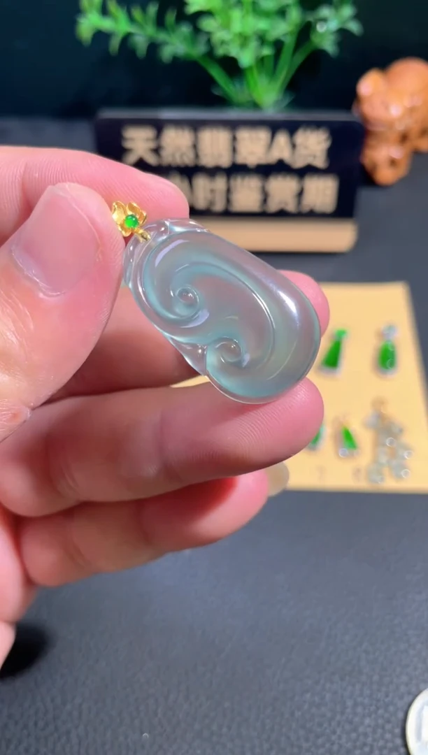 颈饰18K金镶嵌翡翠翡翠