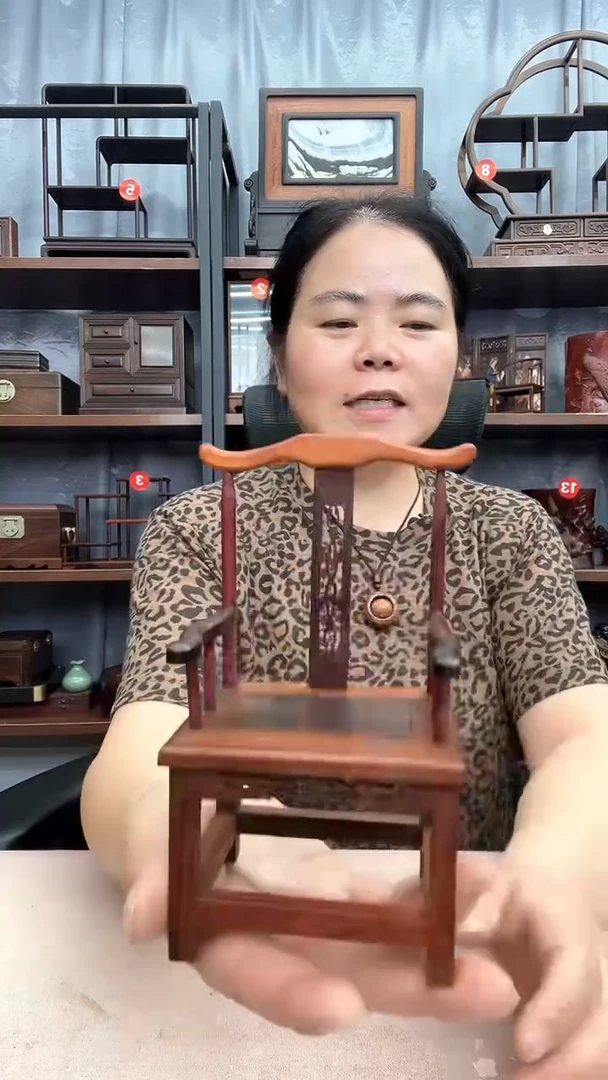 鸡翅木类端景台官帽椅