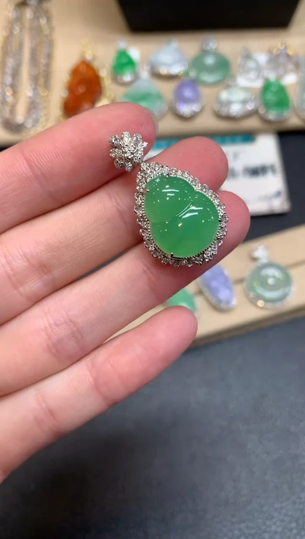 【闪购商品】翡翠颈饰18K金镶嵌葫芦【无服务费】