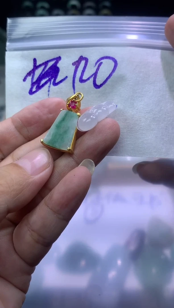 裸石翡翠翡翠两件  完美主义者慎拍