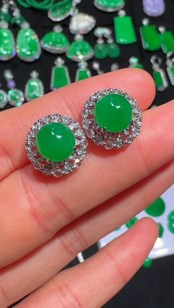 18K金镶嵌翡翠耳钉浓阳辣色蛋面耳钉