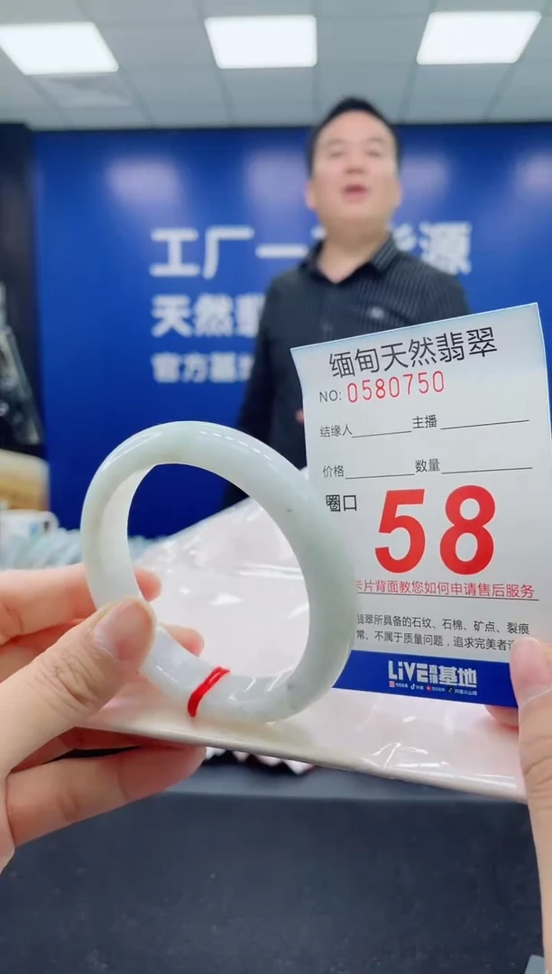 未镶嵌手镯翡翠天然翡翠手镯