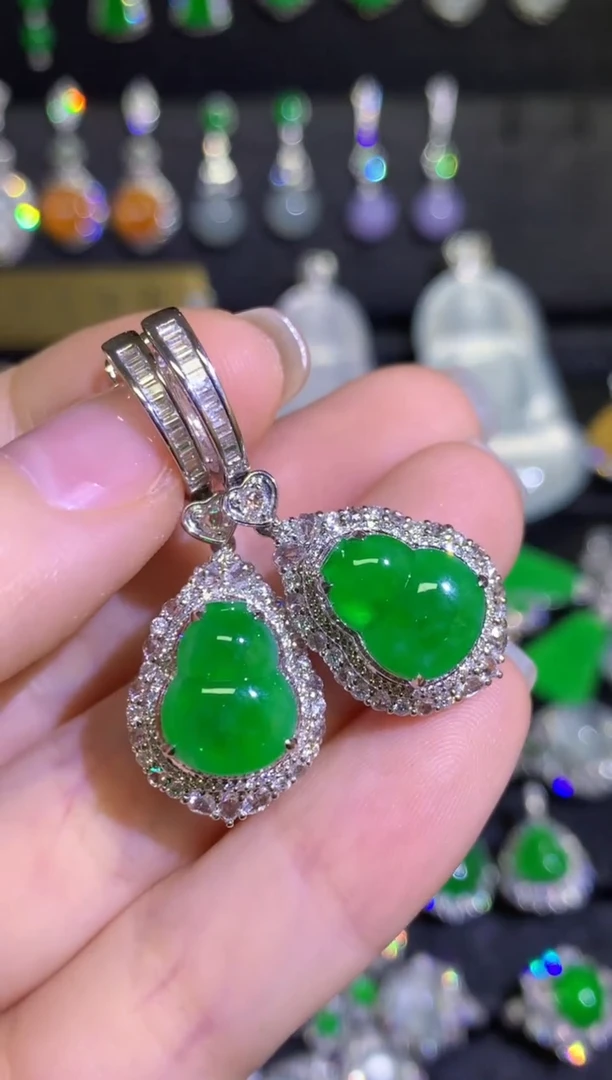 【闪购商品】翡翠耳饰18K金镶嵌高冰满绿葫芦