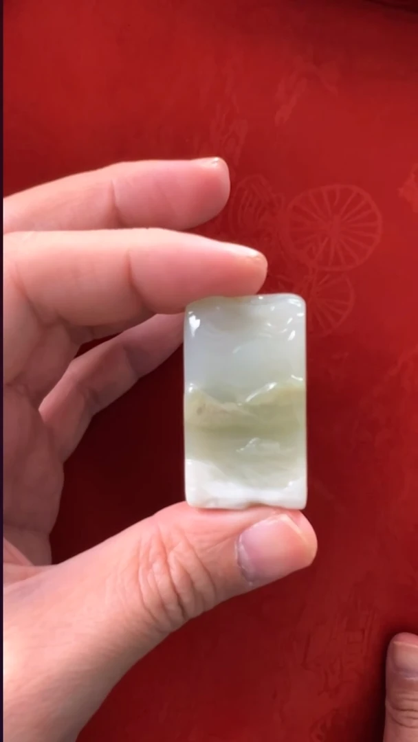 未镶嵌和田玉挂件俄山料带翠色俏雕山水