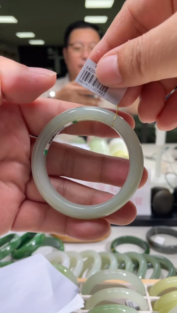 和田玉手镯未镶嵌51-52圈口 1021