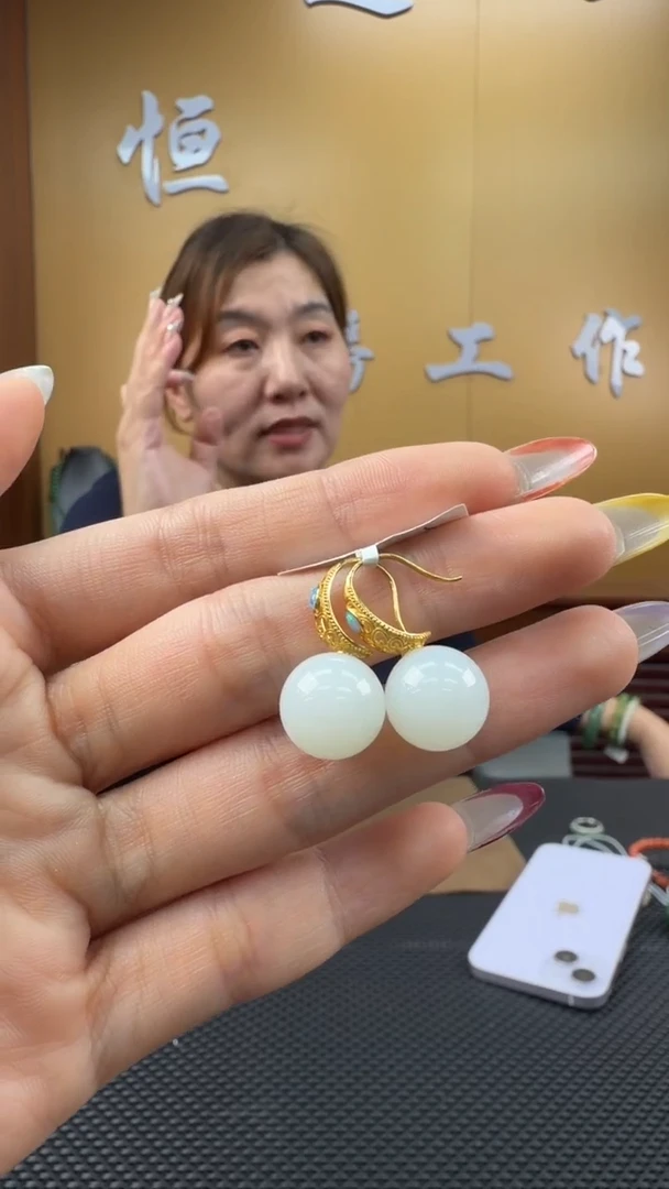 颈饰18K金镶嵌和田玉耳饰一对
