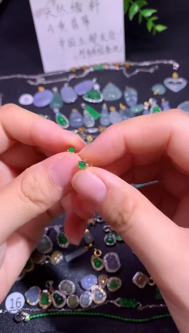 颈饰银S925镶嵌翡翠山***里1