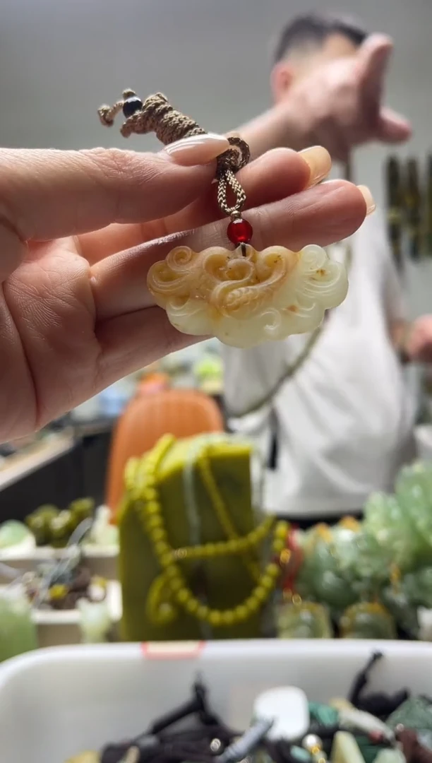 未镶嵌岫玉颈饰`