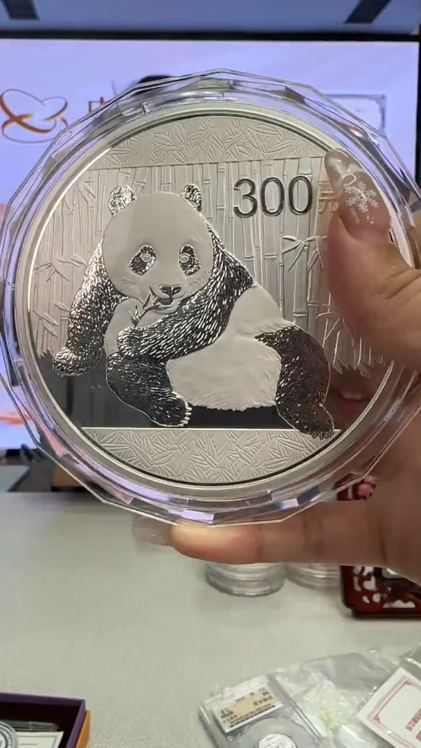 纯银2015年1公斤熊猫银币带证有盒
